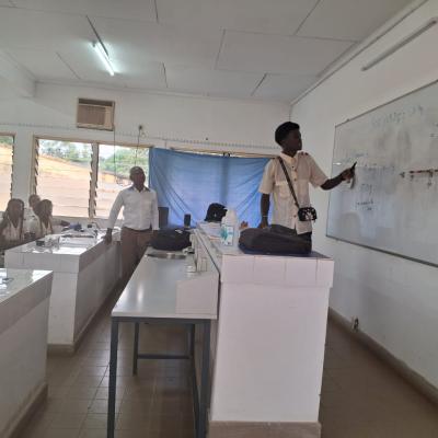 Estudantes do Ensino Secundário visitam o Laboratório de Física da FCT-USTP