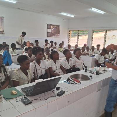 Estudantes do Ensino Secundário visitam o Laboratório de Física da FCT-USTP