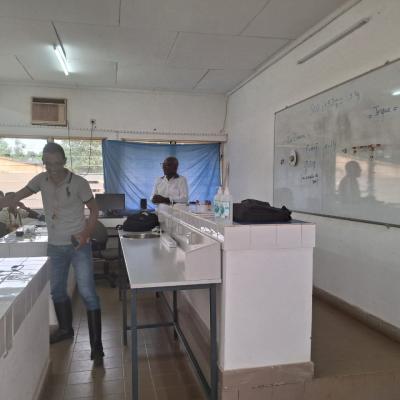 Estudantes do Ensino Secundário visitam o Laboratório de Física da FCT-USTP