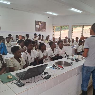 Estudantes do Ensino Secundário visitam o Laboratório de Física da FCT-USTP